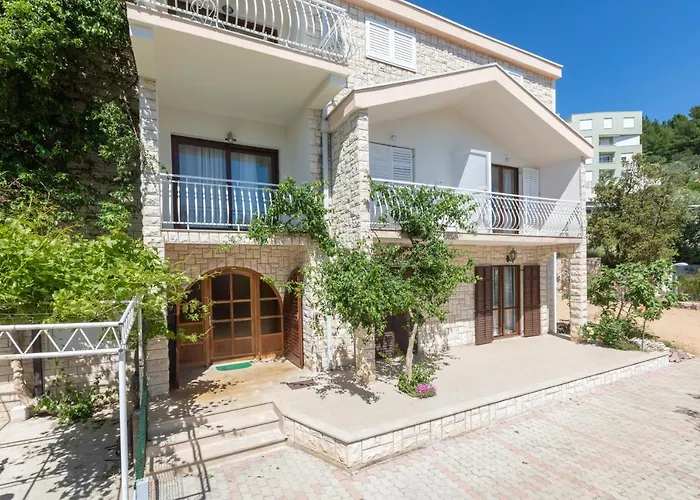 Miandmi Apartments