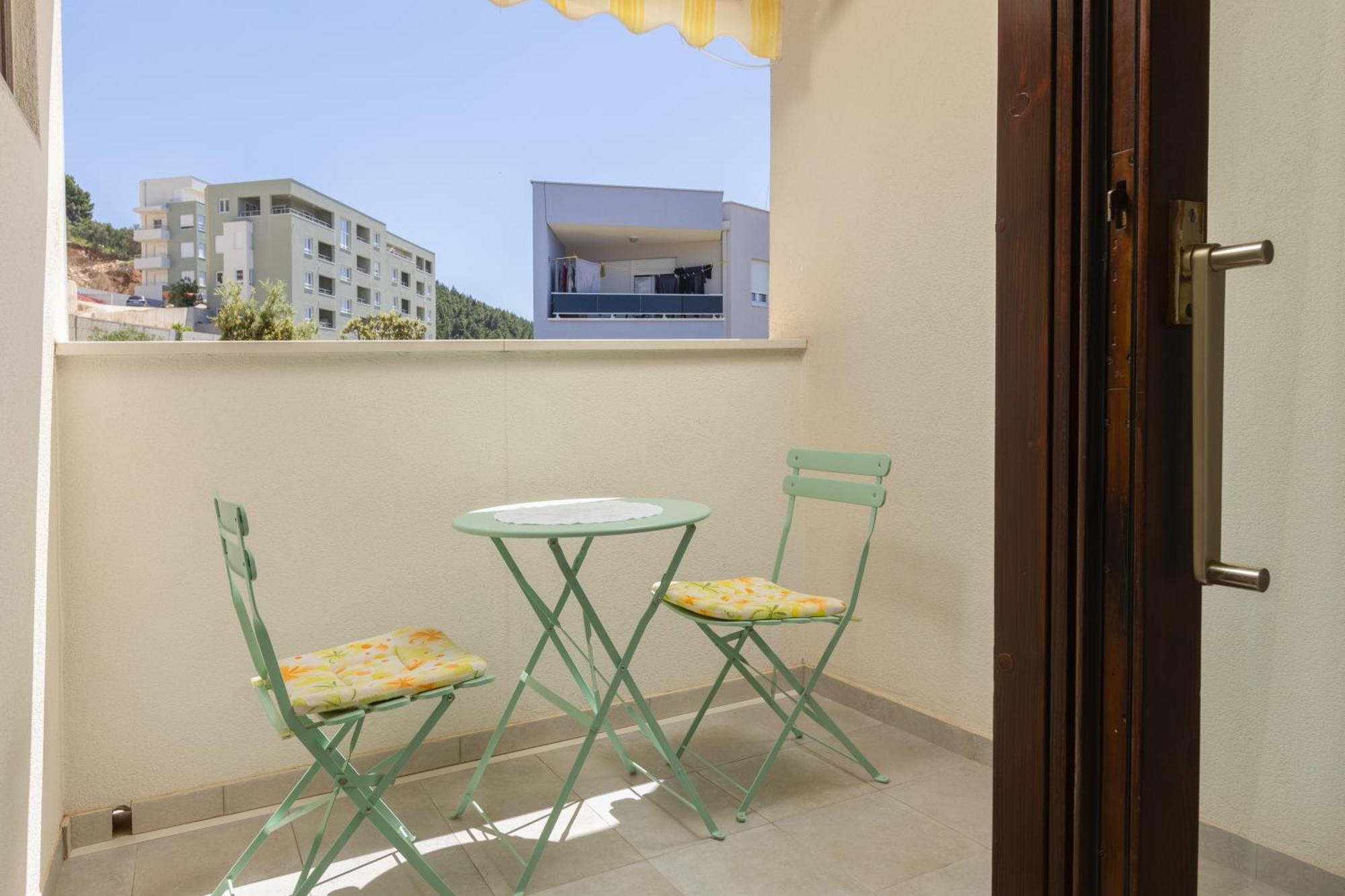 Miandmi Apartment